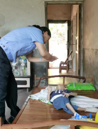 杏子派出所为残疾儿童上门办理身份证