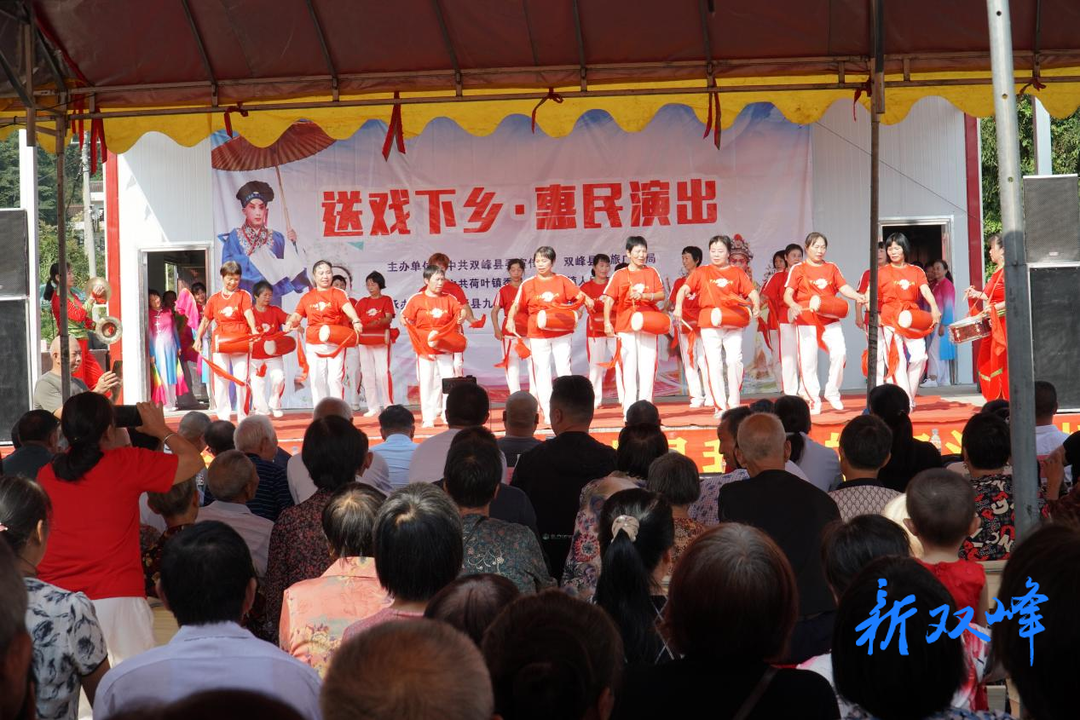 荷叶镇明德村：双节文艺演出 引领文化新风尚