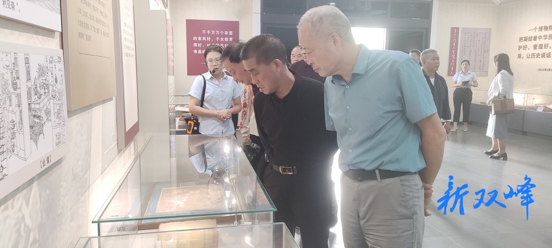双峰县组织老干部代表参观旅发大会重点项目