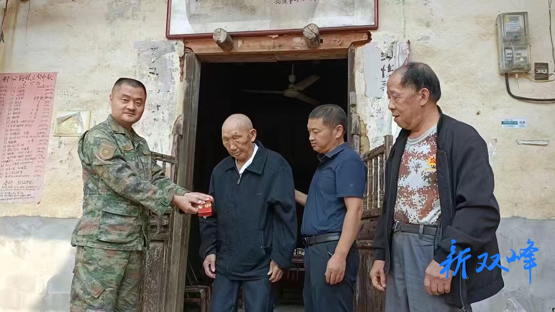 杏子铺镇九旬老人捐赠烈士儿子军功章给湖南革命军事馆