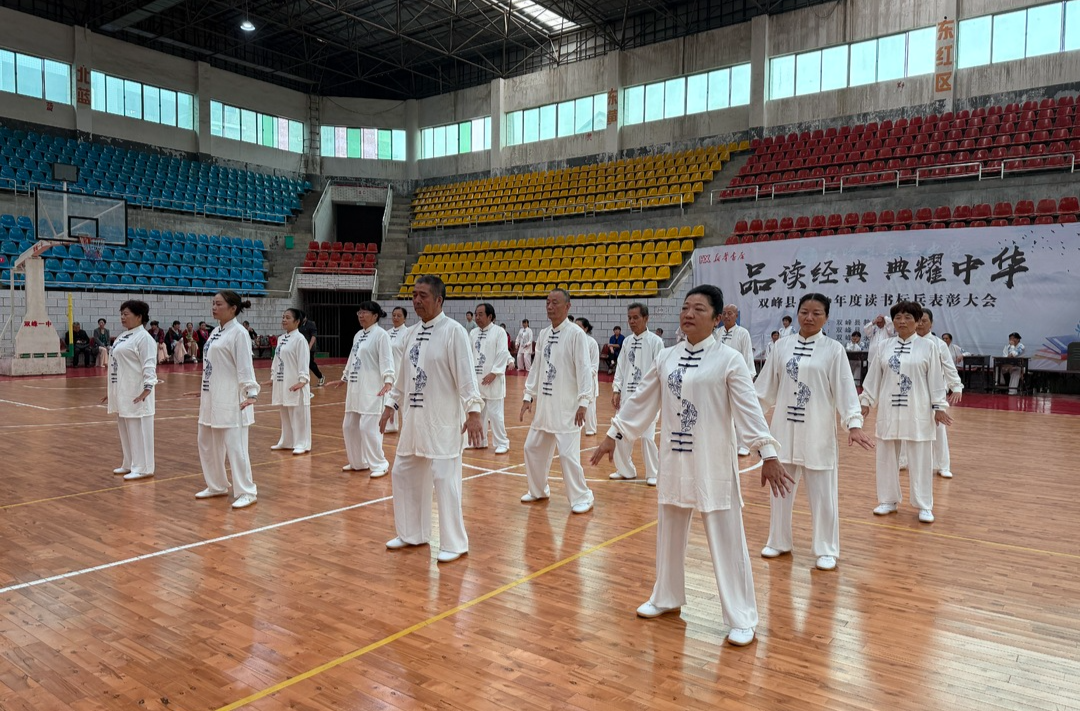 县老科协宣传文化分会、县老年大学、县阳光艺术团举行太极拳友谊赛