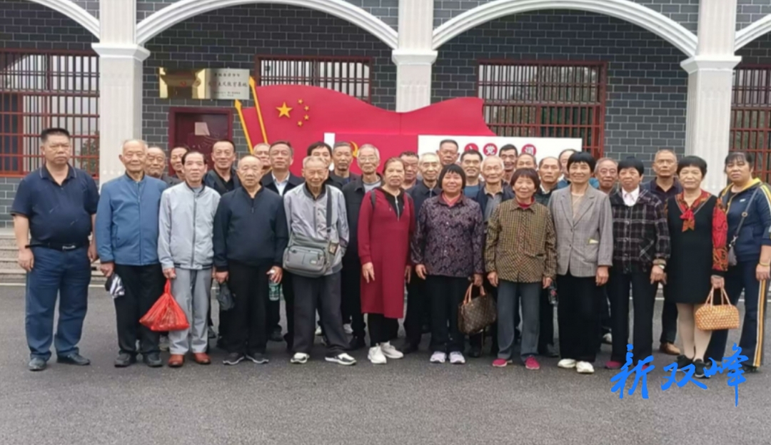 杏子铺镇：退休教师缅怀革命先烈