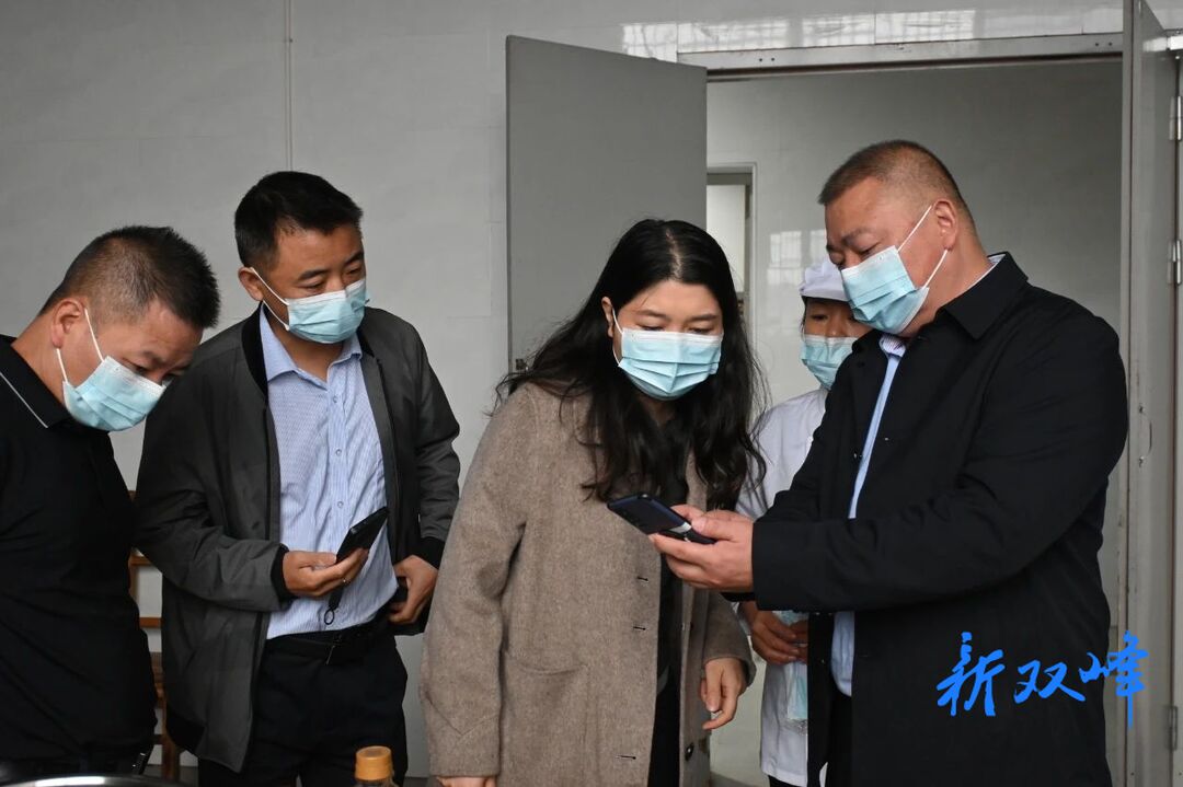 李伟世暗访丰茂学校学生食堂