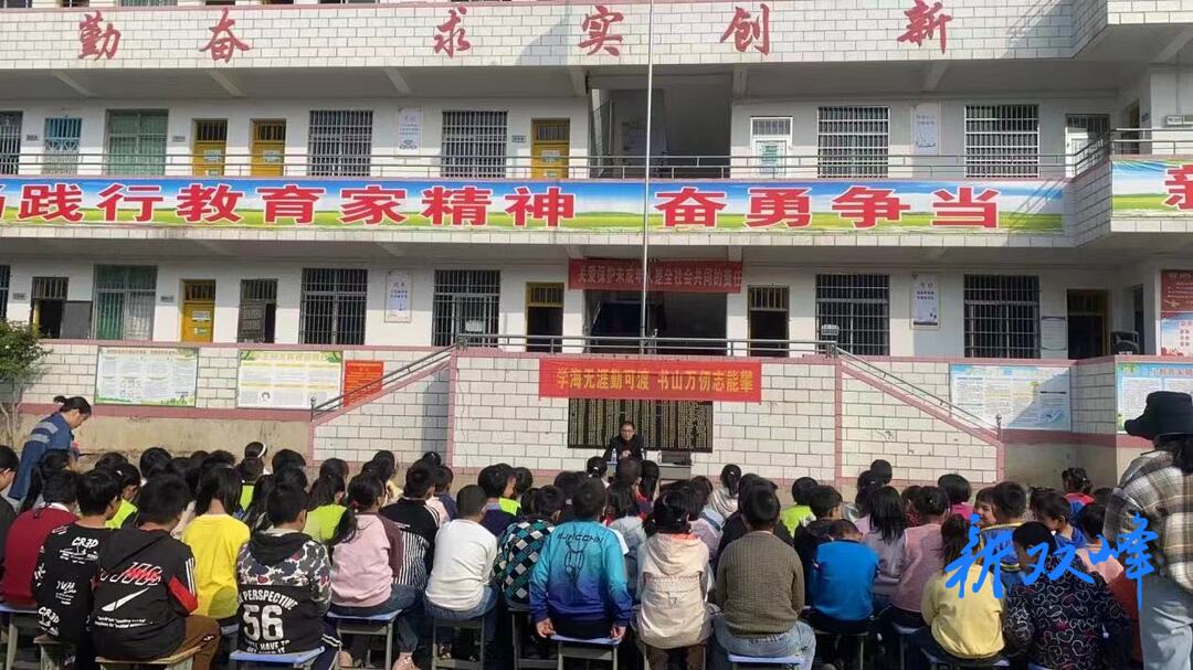 锁石镇梽木学校：送“法”进校，与“法”同行
