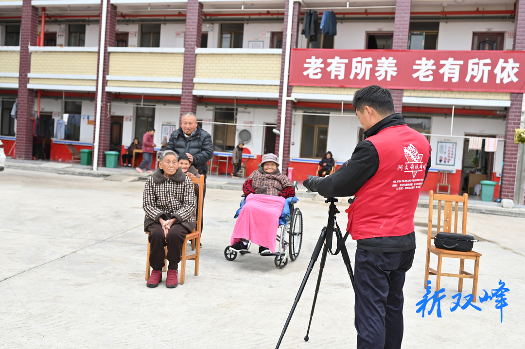 锁石民政社工站携手爱心人士为敬老院老人送温暖