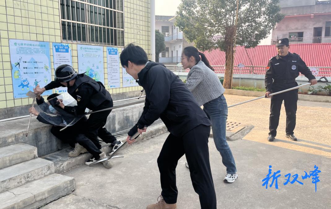 走马街镇中心小学开展反恐防暴演练