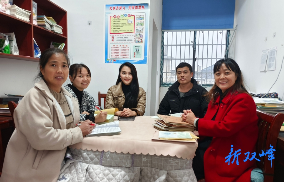求正助学基金向杏子铺镇中心小学捐赠8套多功能电暖桌