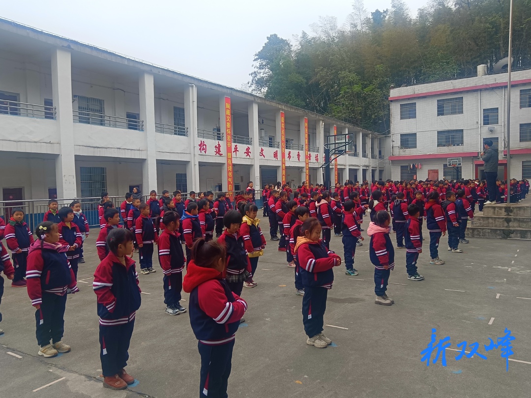 沙塘乡中心小学: 270套爱心校服情暖山里娃