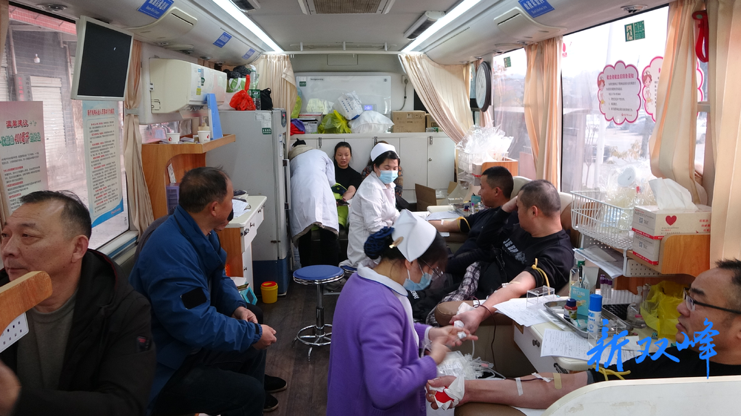 双峰县永丰街道：热血传递温暖 62名志愿者踊跃献血