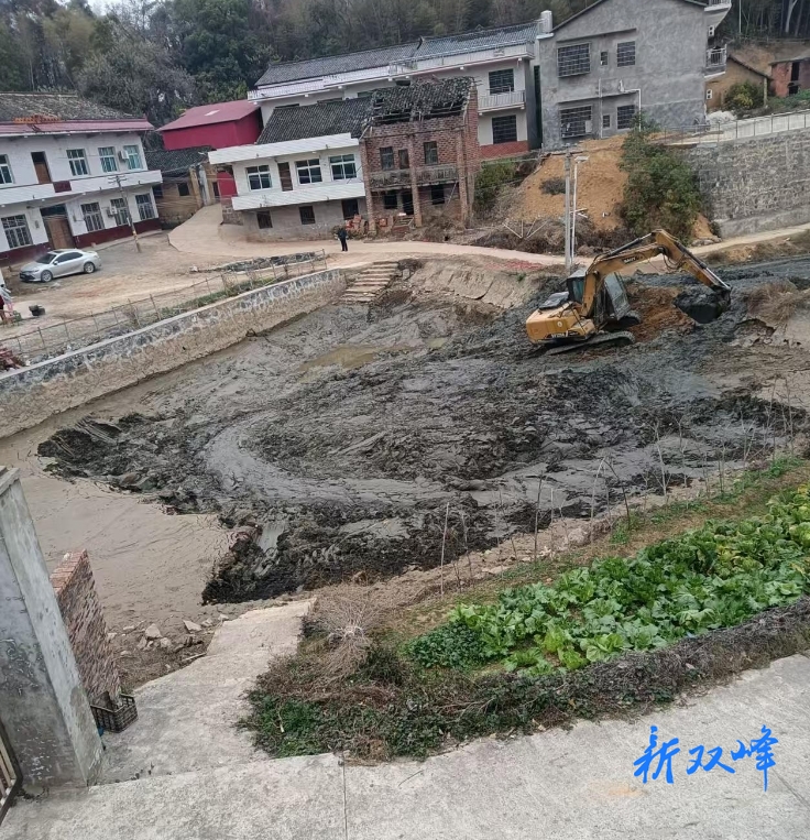 甘棠镇：七旬老党员自费修山塘
