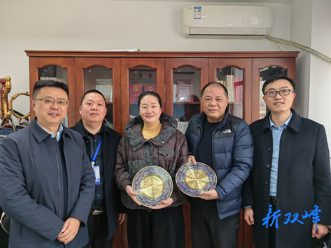 双峰县数据局举办政务服务窗口退休同志荣誉答谢仪式