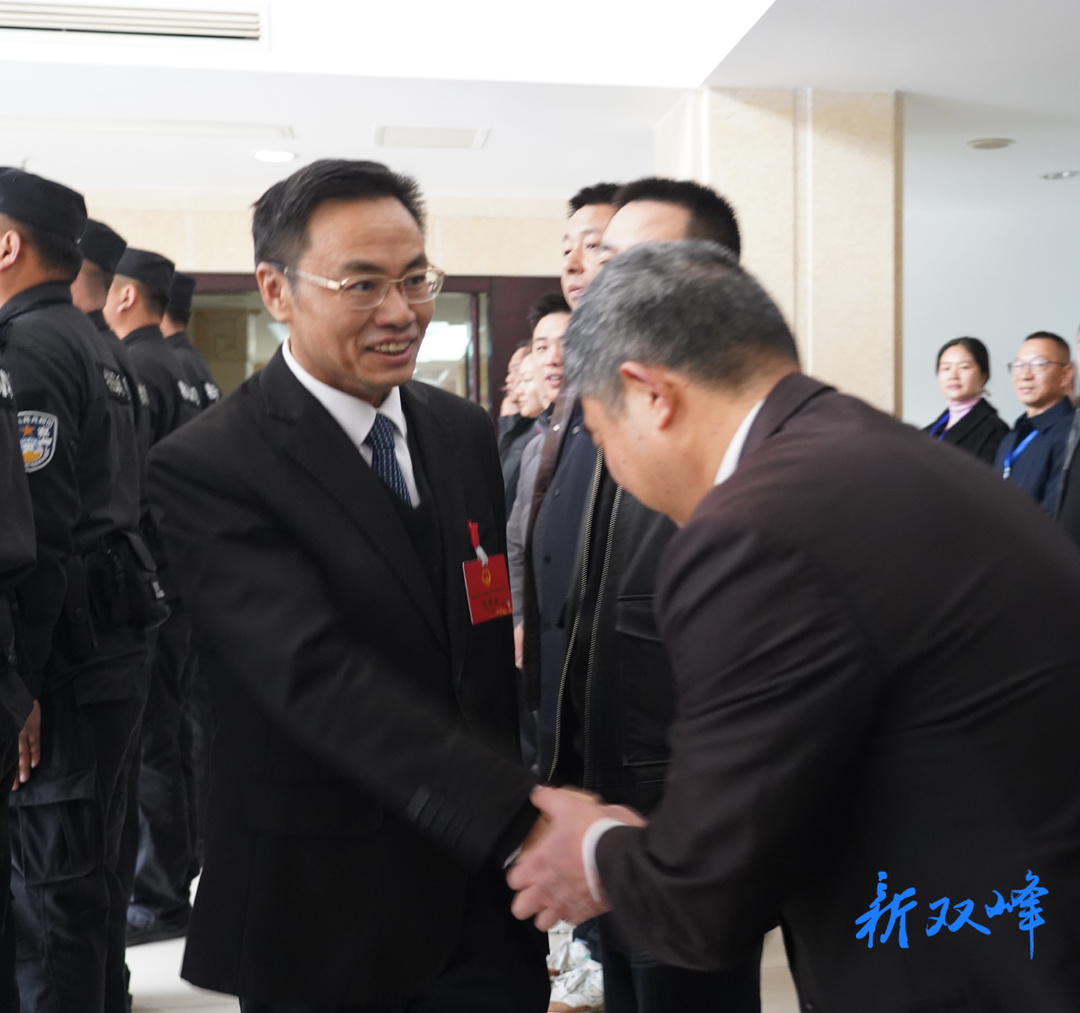 李基联、段平屏等县领导看望县“两会”工作人员