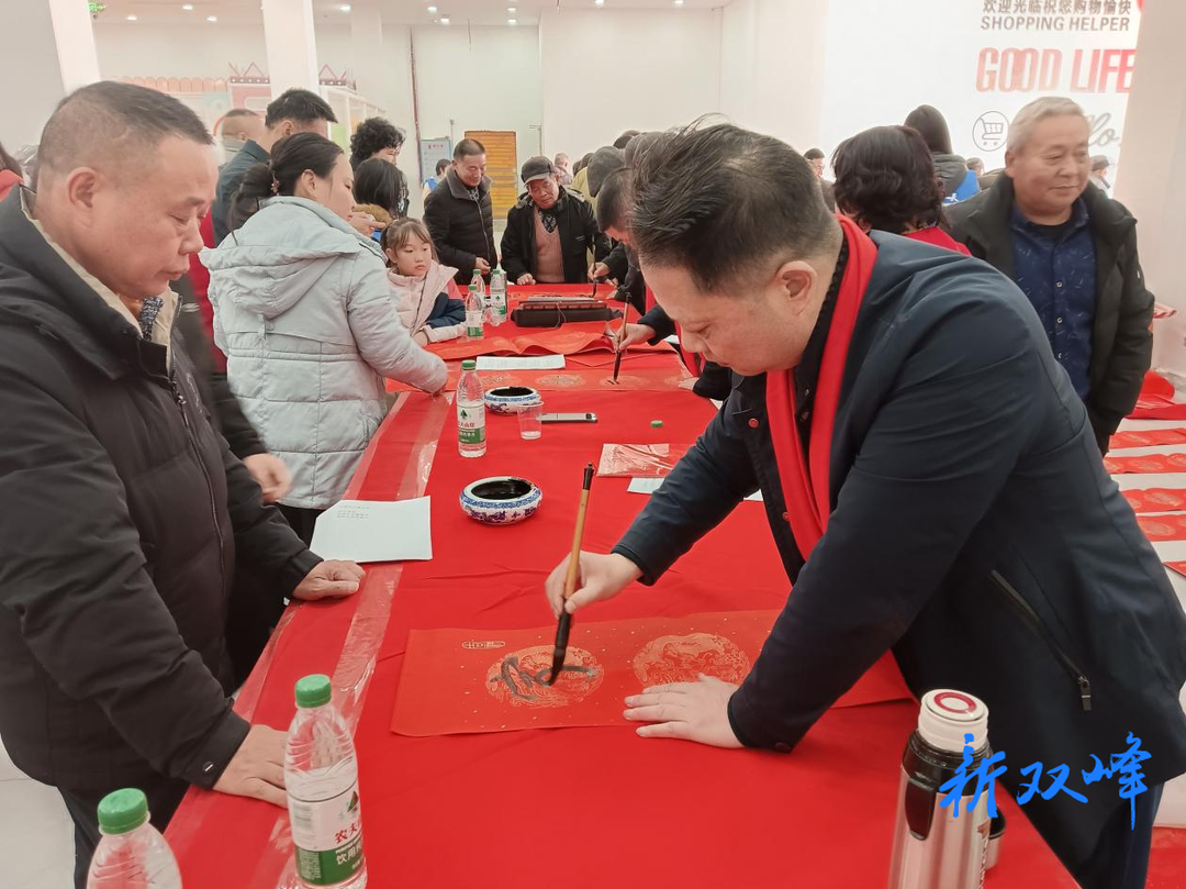 甘棠镇开展送春联活动，墨香四溢迎新春