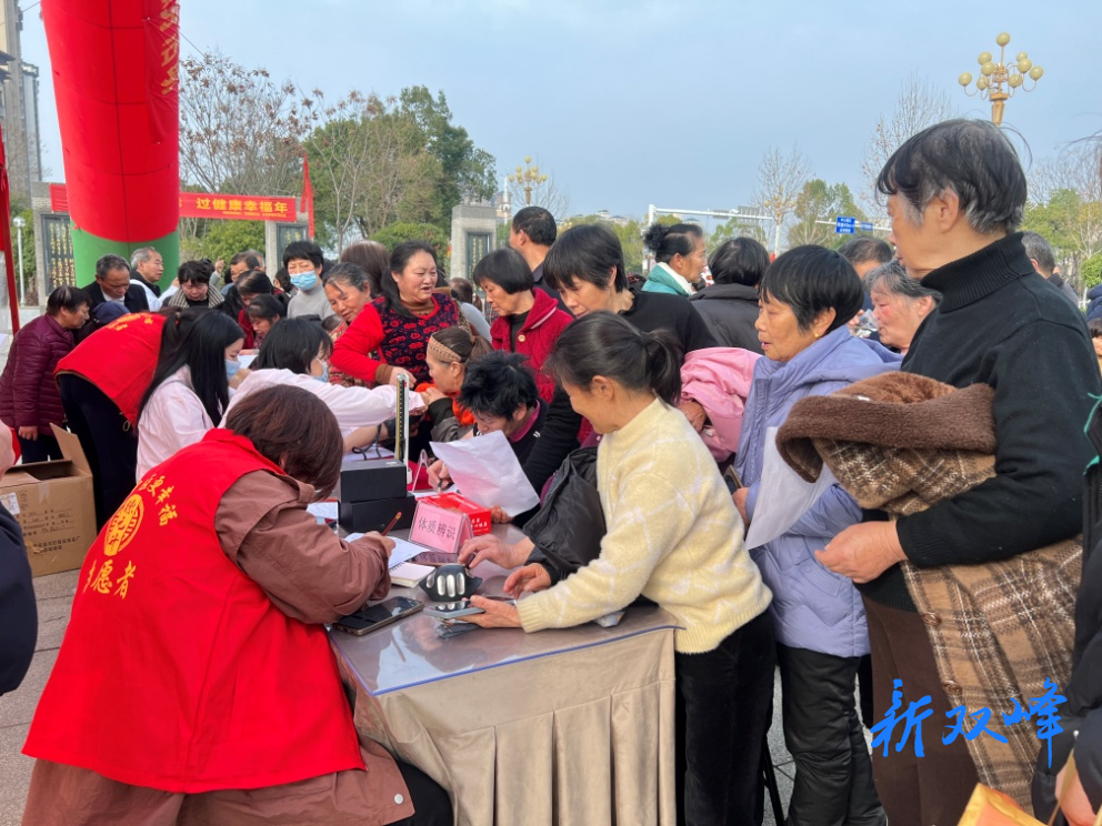 “传承雷锋精神·打造温情城市”中医咨询义诊志愿服务活动在曾国藩广场启动