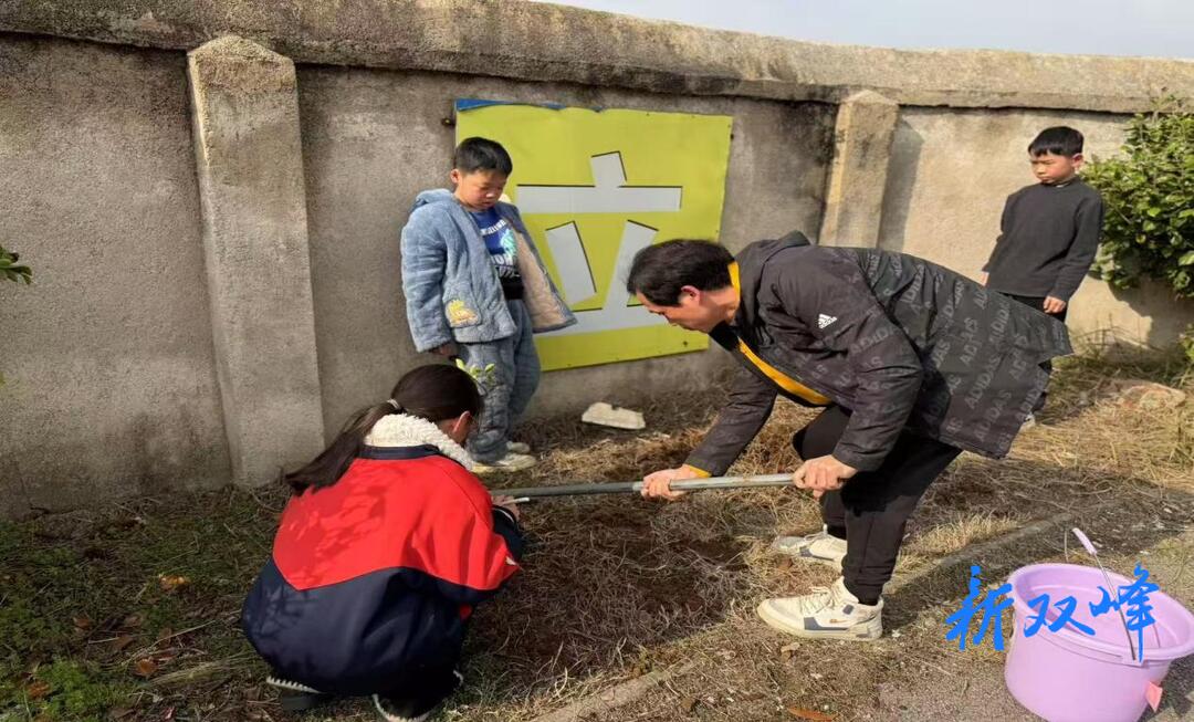 “植绿护绿，共筑美丽校园”  -----金蚌中学开展党员、团员、队员义务植树活动