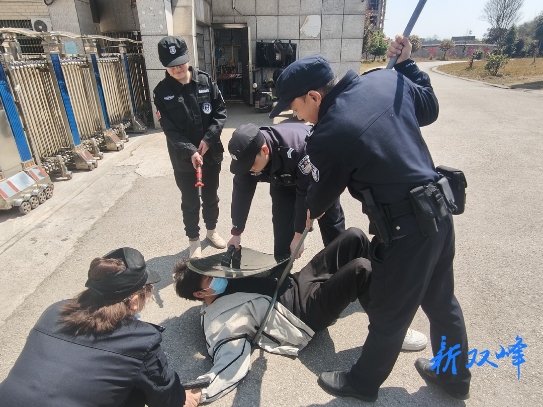 甘棠镇中心小学反恐防暴演练