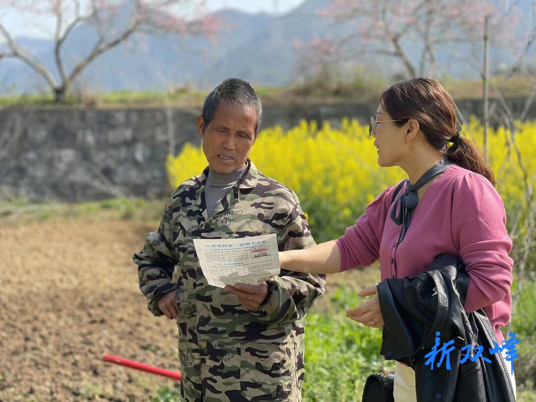 双峰县社保中心开展"学雷锋·社保行"志愿服务活动