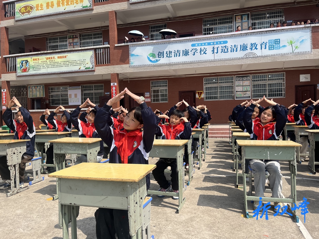 走马街镇中心小学圆满举行课桌操比赛