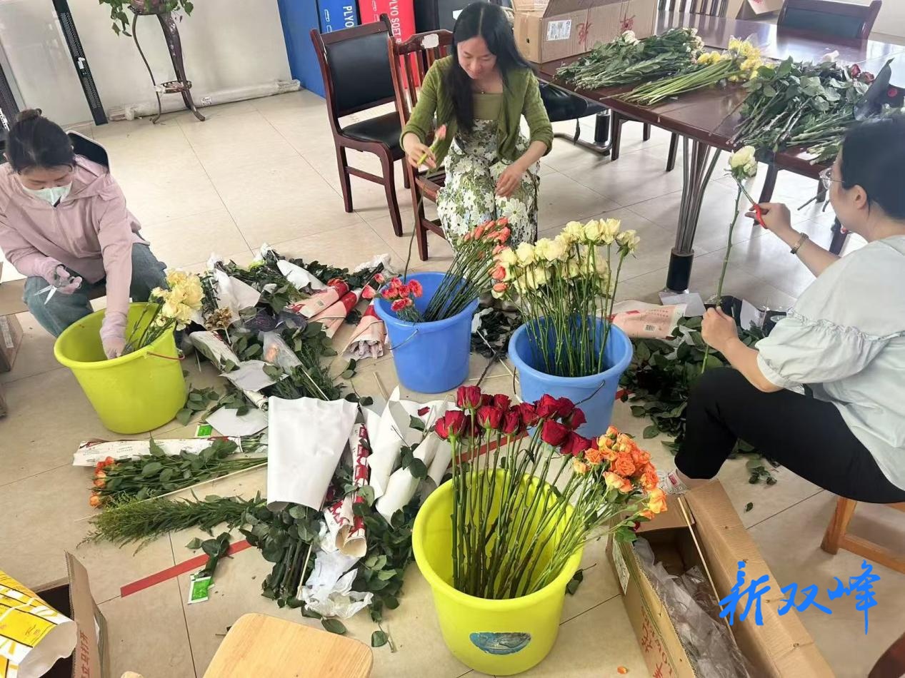 印塘中心幼儿园举办母亲节插花活动