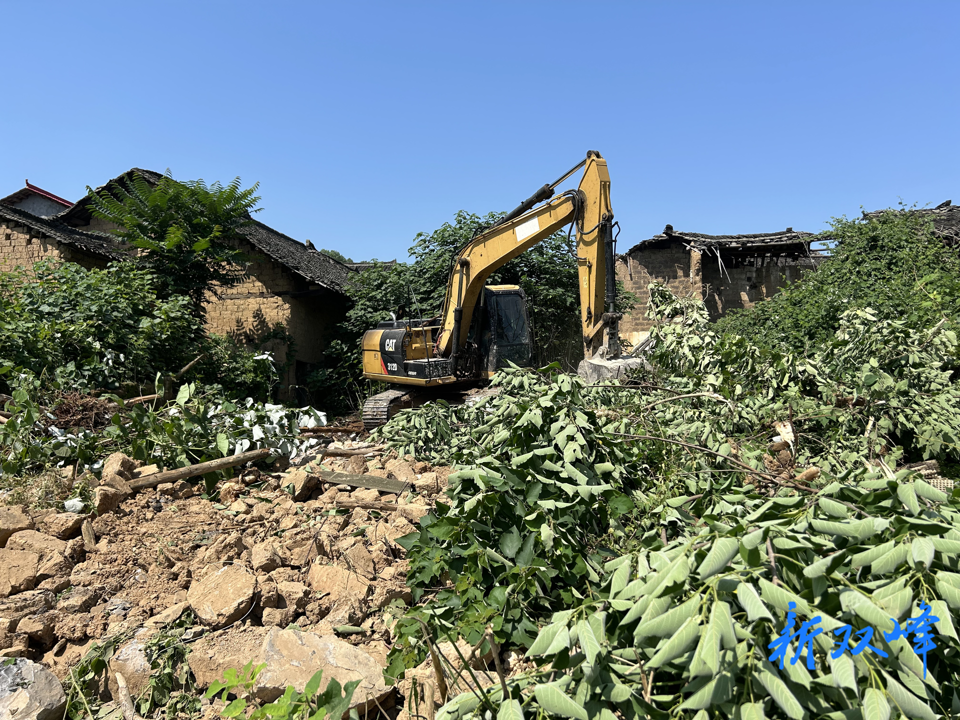 洪山殿镇洲上村：拆除百年危房护安全，凝聚民心共筑新家园