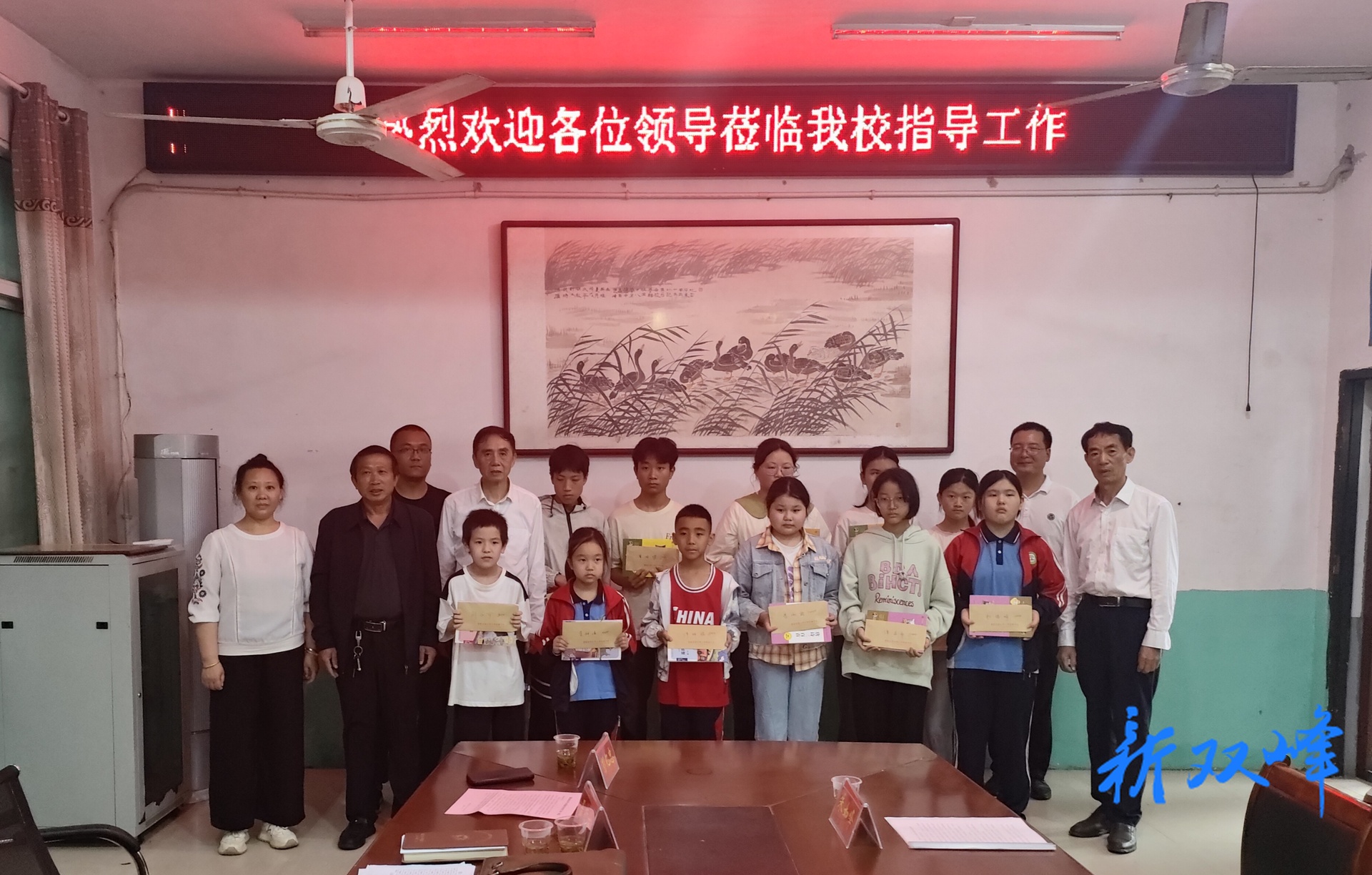 娄底市爱心华人华侨助学社到走马街镇白杨中学开展捐资助学