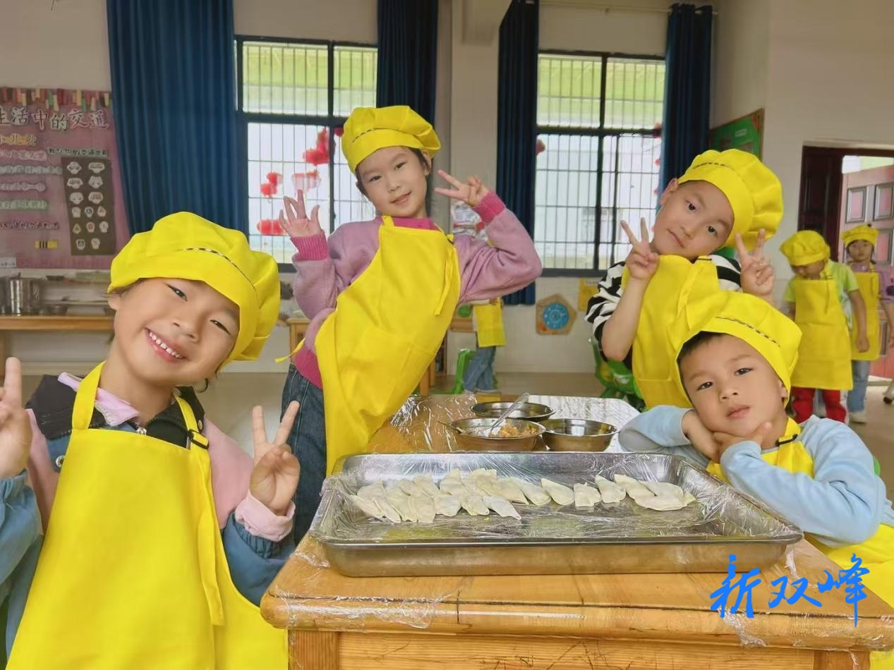 印塘中心幼儿园开展包饺子活动