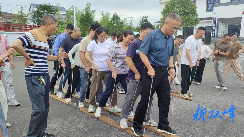 青树坪镇机关举办首届趣味运动拓展活动