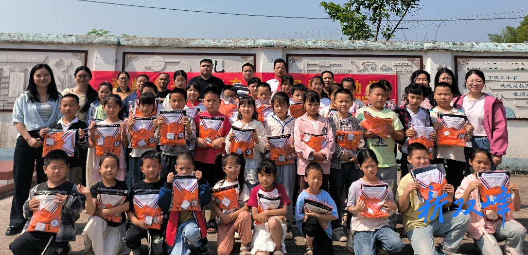 沙塘乡大西学校：爱心捐赠暖校园 校服传情助成长