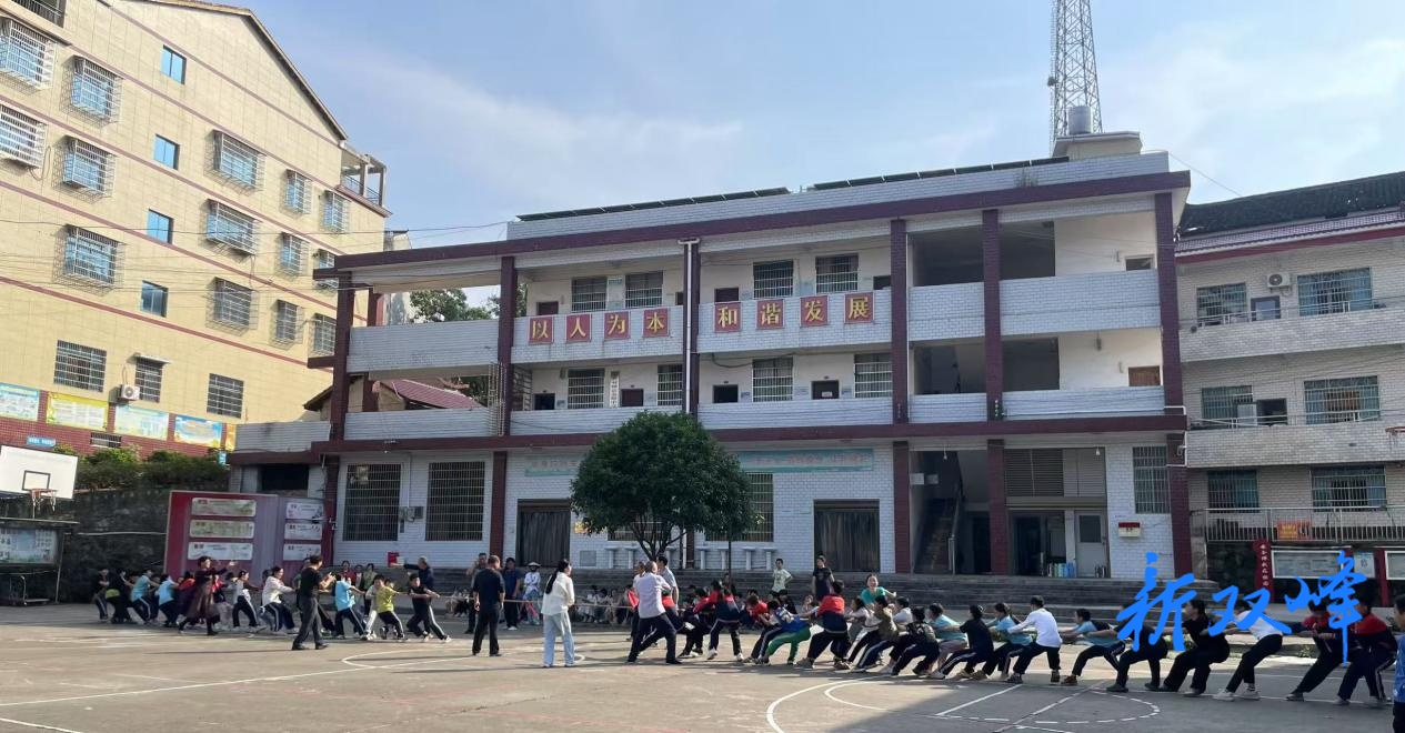 金蚌中学：迎“六一”拔河展风采 为学生健康成长助力