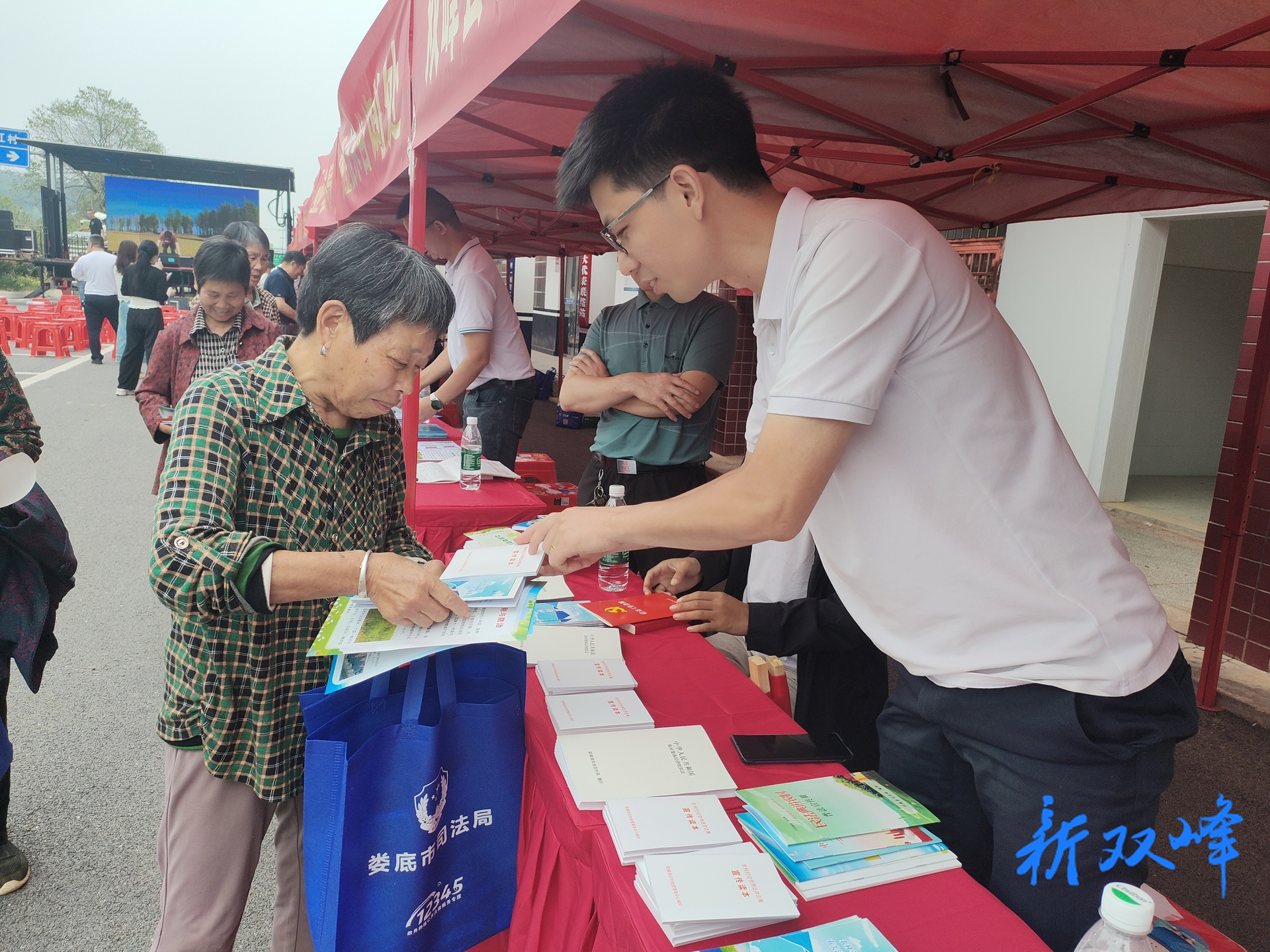 娄底市2025年农村法治宣传教育月暨民法典宣传月送法下乡集中活动在走马街镇保红村举行