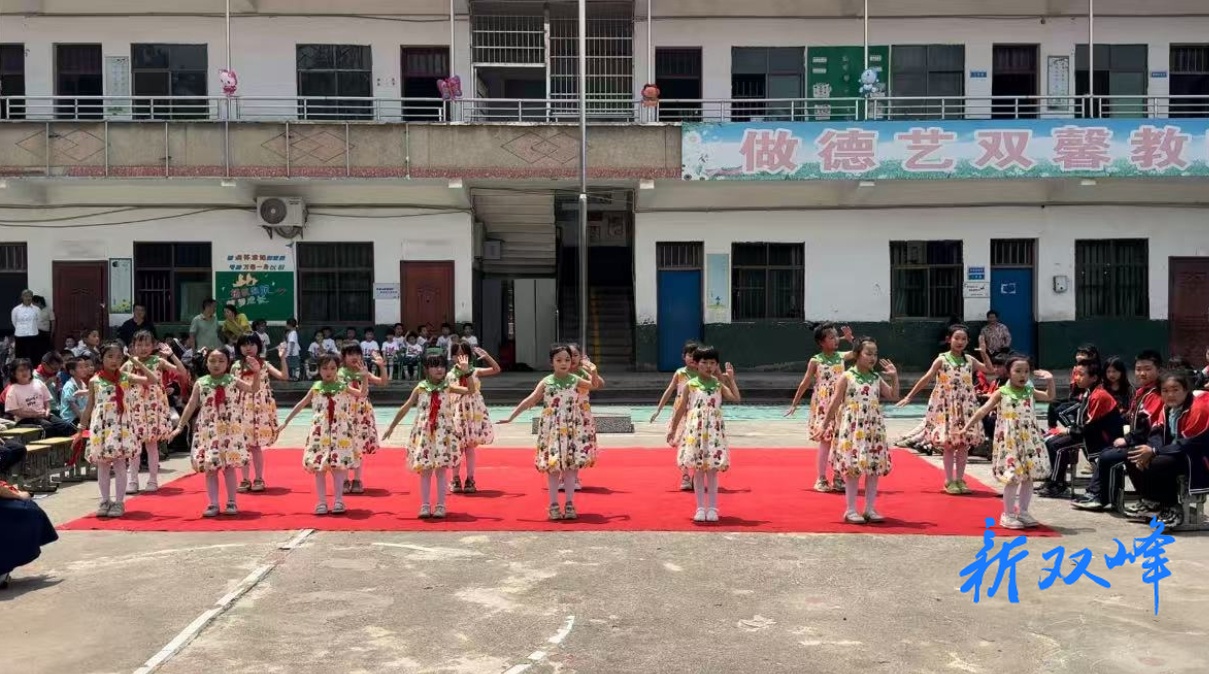 艾香伴童声 双节共欢庆——走马街镇金蚌小学举行新队员入队仪式暨迎端午、庆“六一”活动