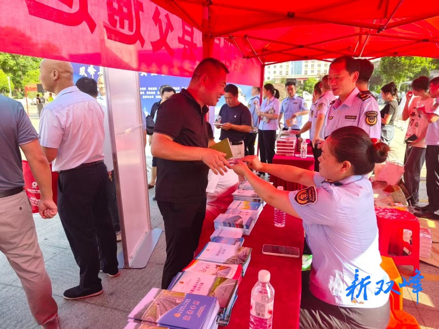 双峰县道路运输服务中心多措并举开展安全生产咨询日活动