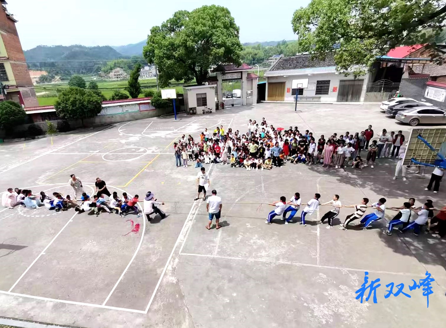 一条麻绳聚合力：荷叶中学举行拔河比赛