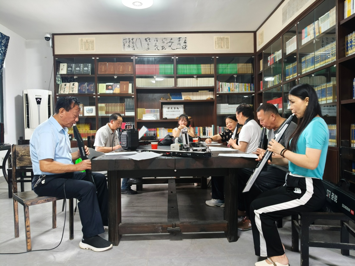双峰县爱晚老年学校与杏子铺镇音乐协会举办电吹管交流音乐会