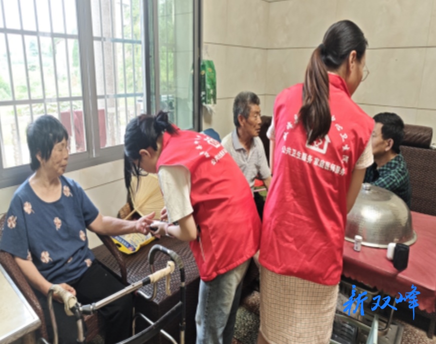 双峰县印塘乡中心卫生院：签约服务进家门，健康生活常相伴！