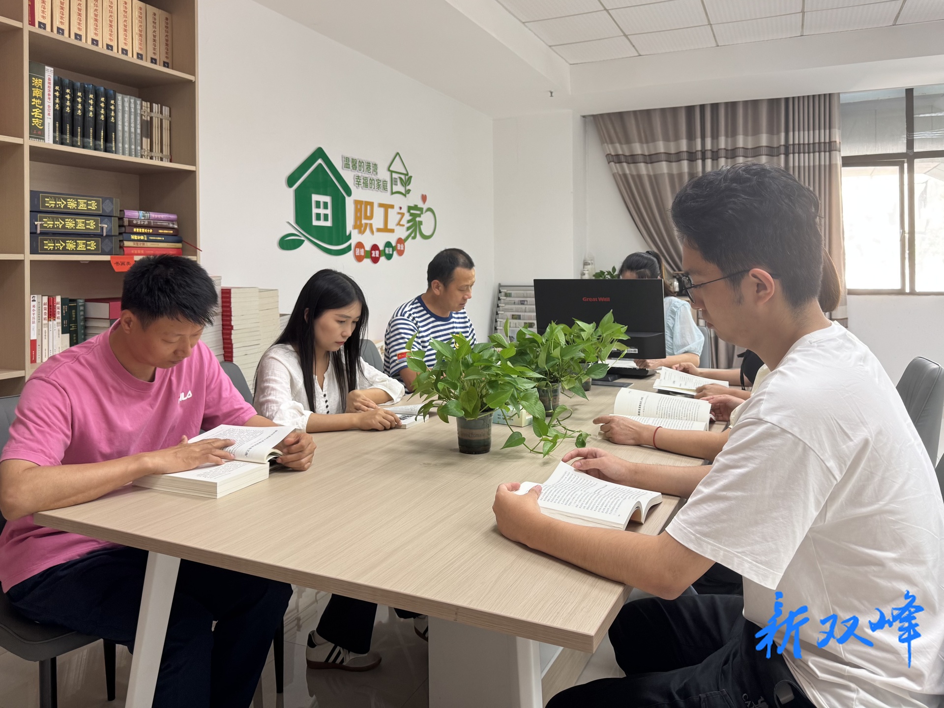 县行政中心书屋书香满溢：从“文化空间”到“精神家园”的生动实践