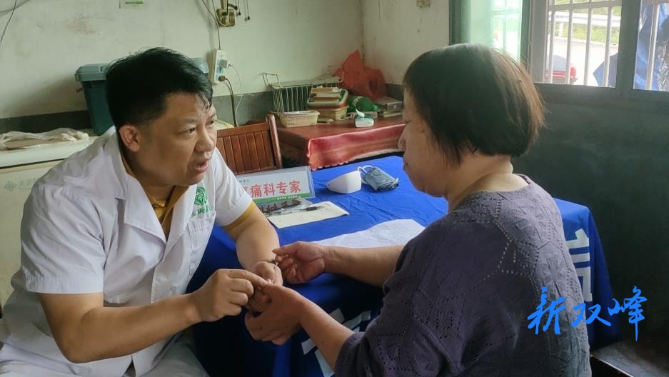 义诊下乡暖民心 健康帮扶助振兴