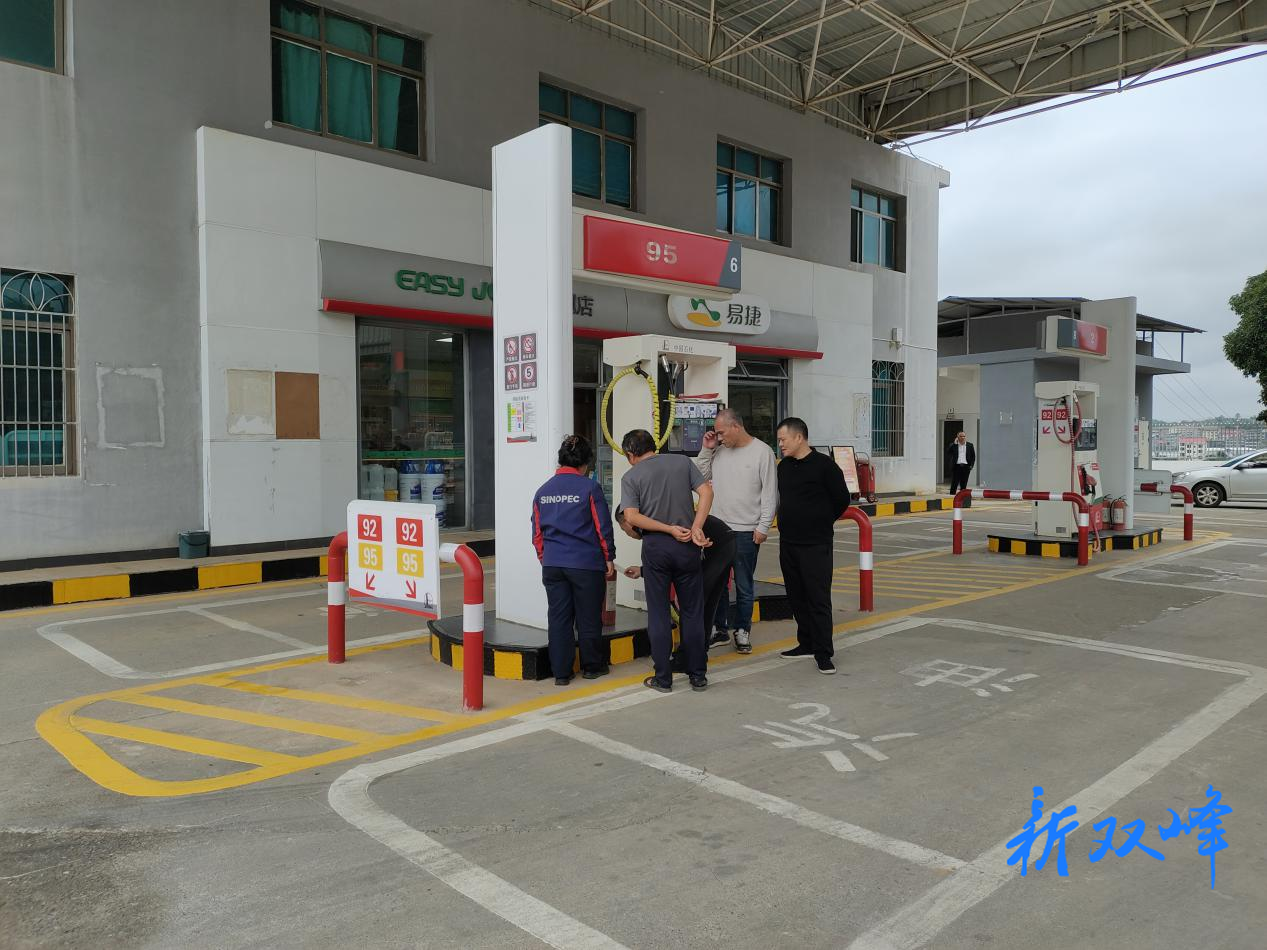 走马街镇：政协委员“查隐患” 筑牢加油站安全“防火墙”