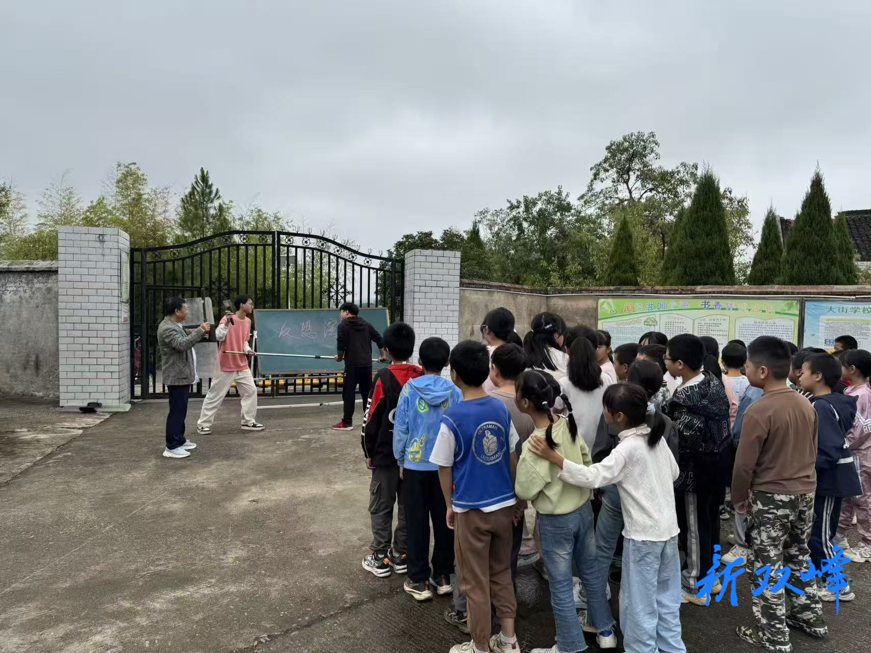 锁石镇大街小学开展反恐防暴应急演练