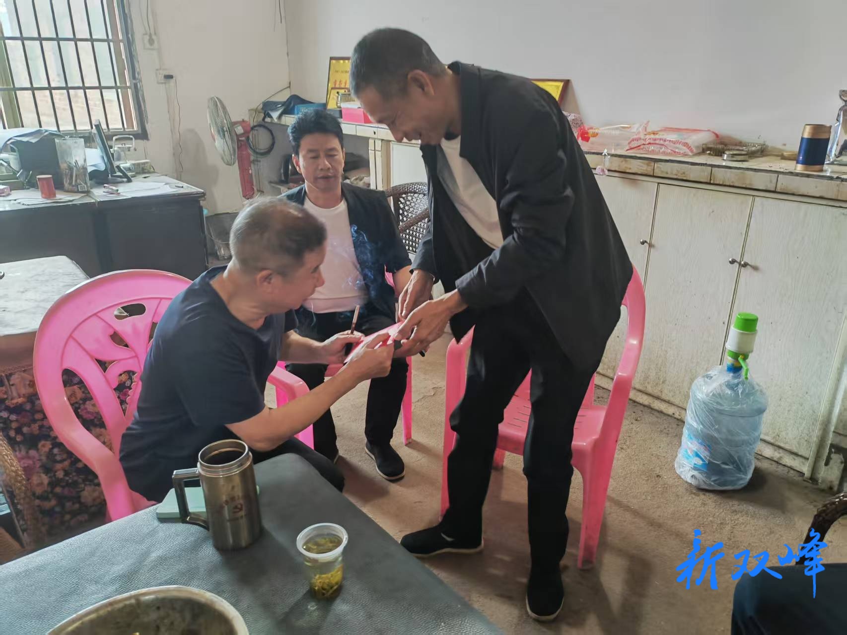 双峰县老科协城建国土环保分会赴走马街镇开展扶贫助学活动