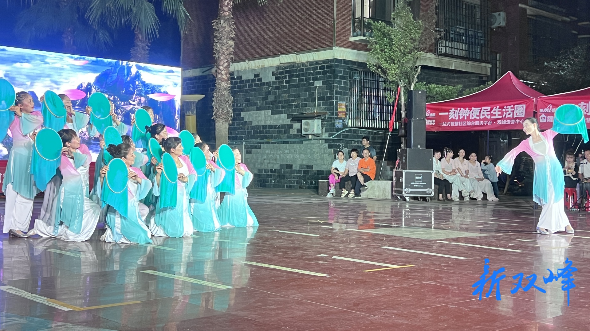巨龙御园小区举行庆国庆文艺汇演
