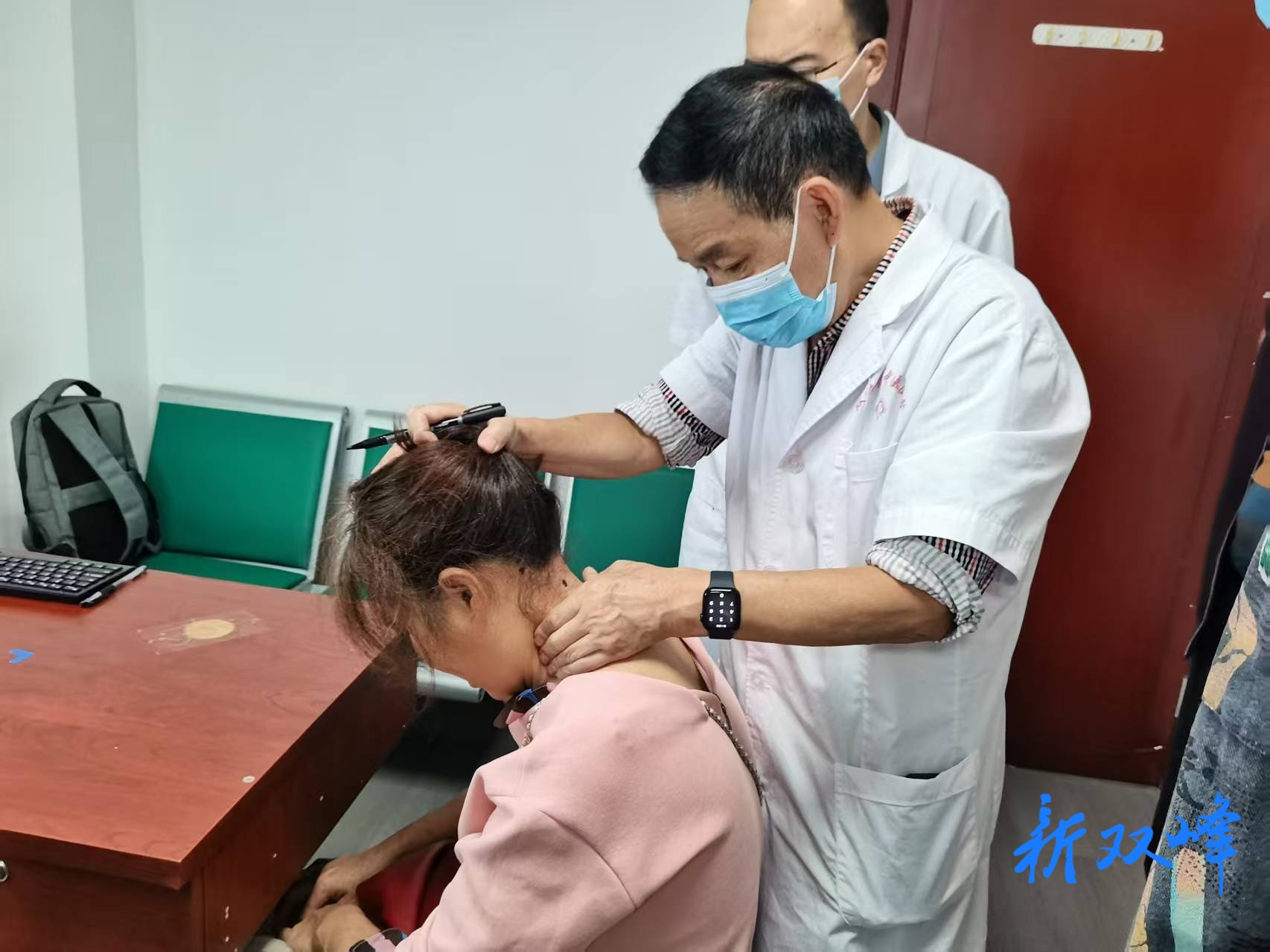 双峰县中医医院：名医下乡送健康，小针刀解民忧
