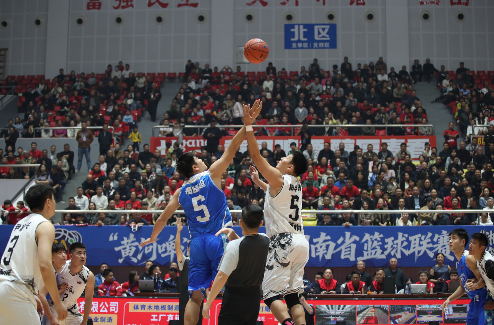 “黄河啤酒”2025湖南省篮球联赛娄底赛区在双峰县体育中心篮球馆盛大开幕