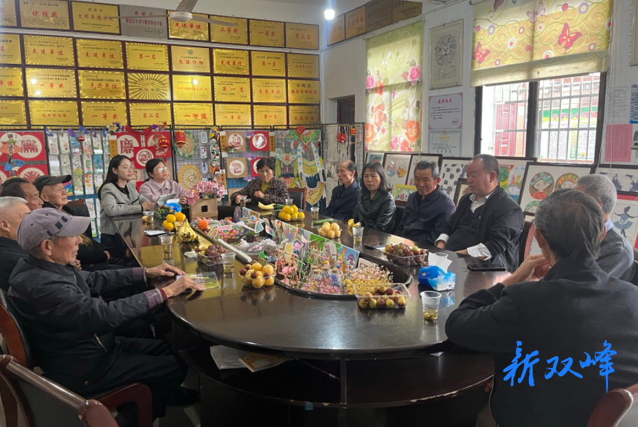 走马街镇中心小学举行重阳节老教师座谈会