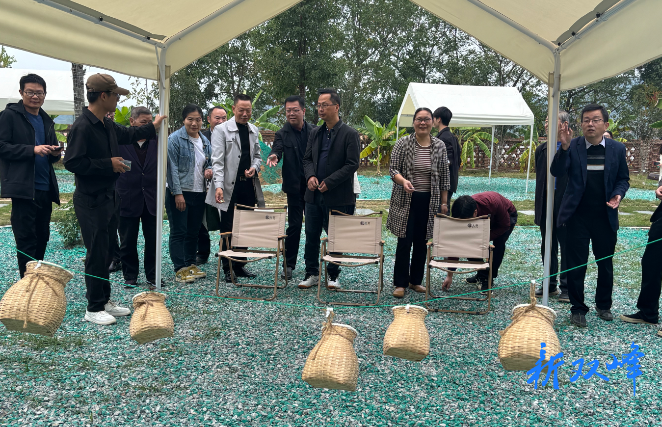 杏子铺镇中心学校组织退休教师重阳节出游活动