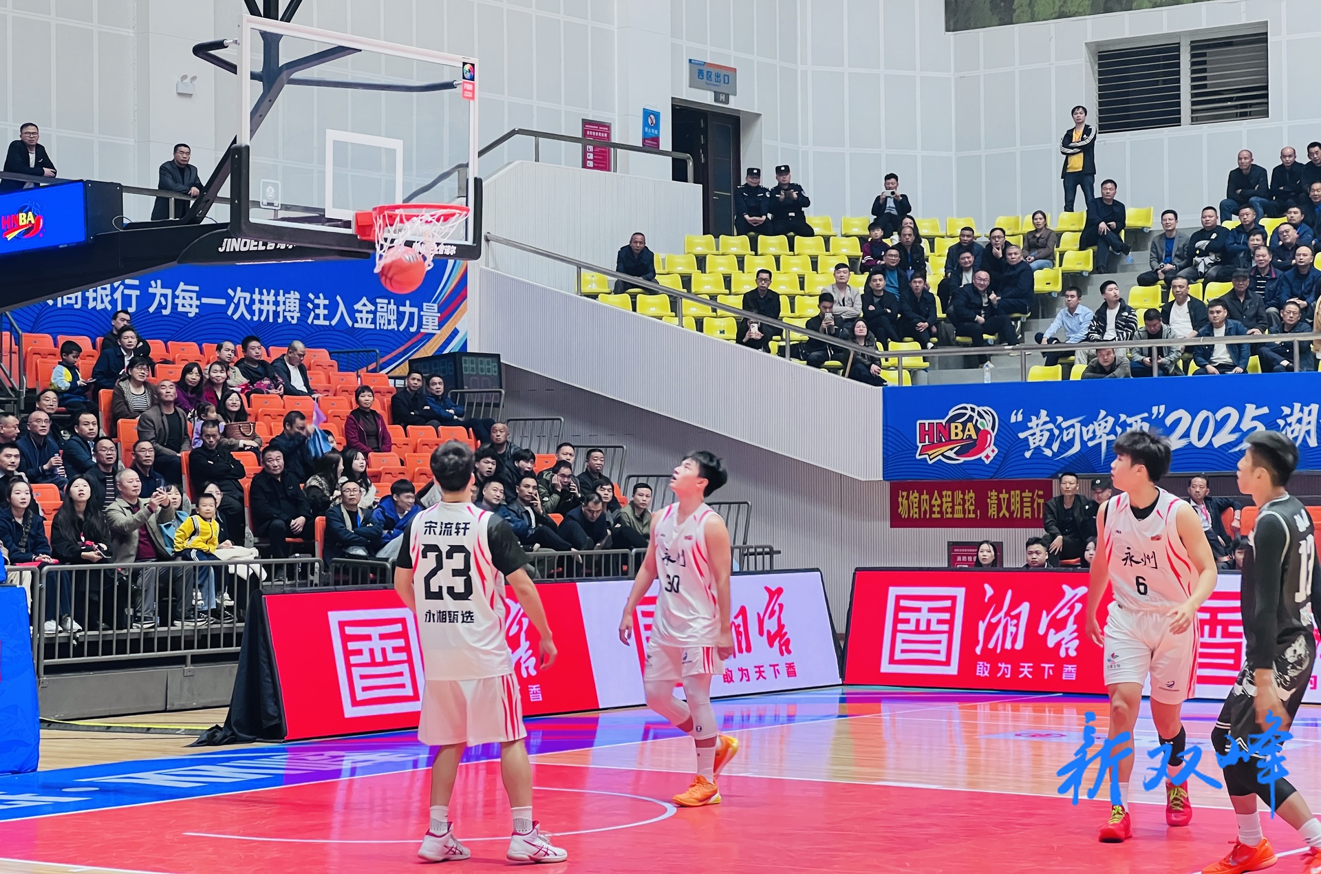 “黄河啤酒”2025湖南省篮球联赛娄底赛区第三轮：娄底队主场力克永州队，展现敢闯敢拼精神