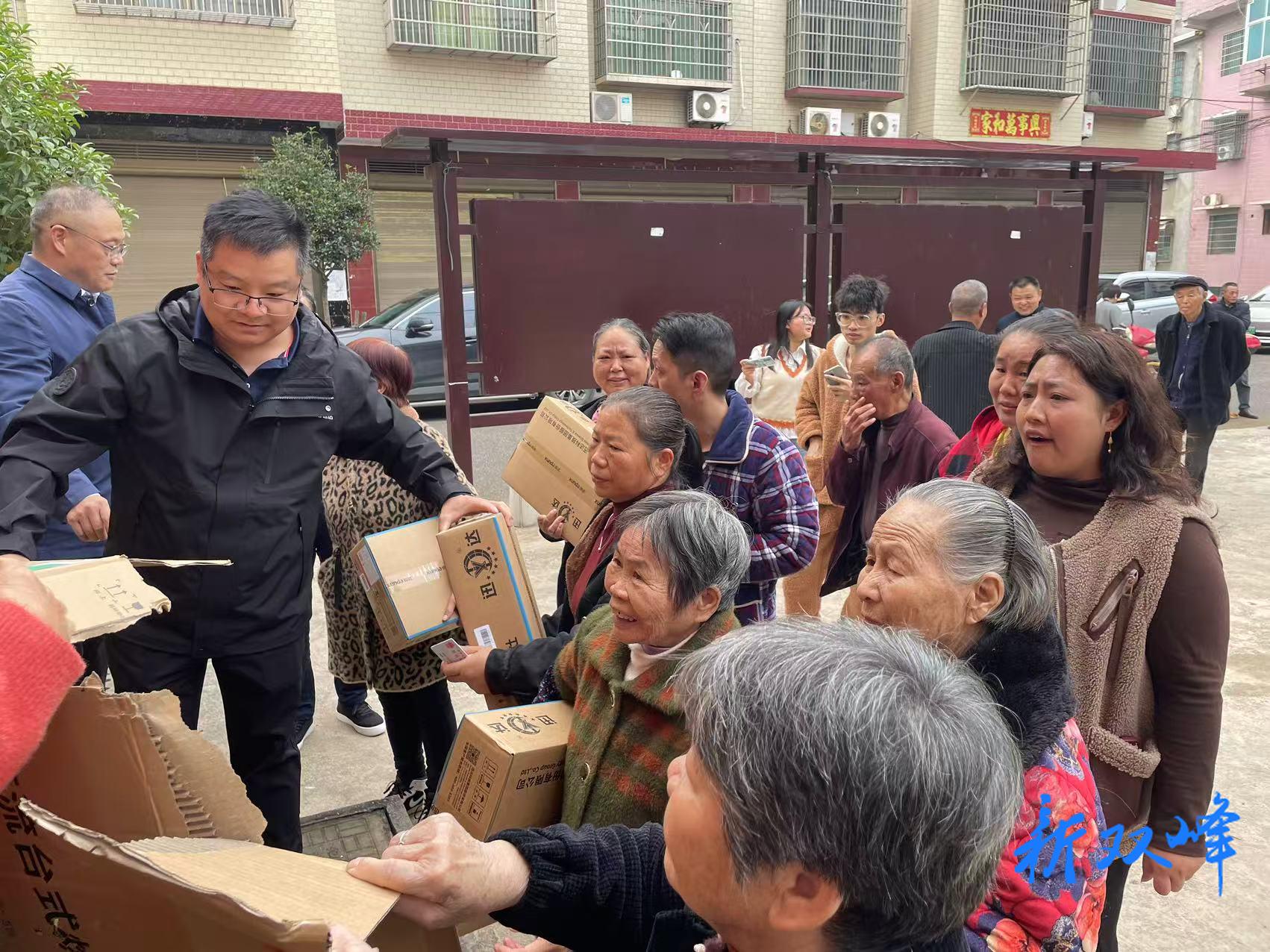 三塘铺镇：爱心灶具暖人心 企政携手惠民生