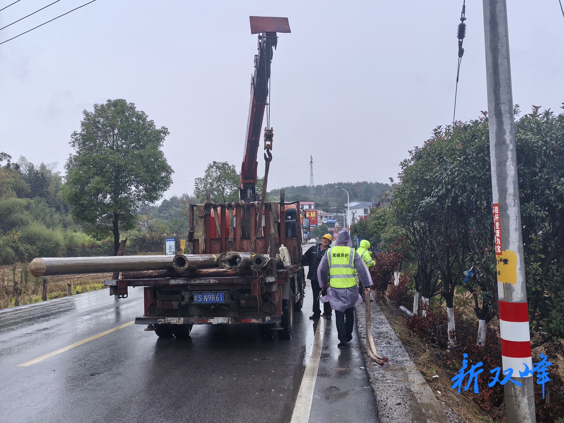 双峰县杏子铺镇：  美化路域环境，赋能乡村振兴