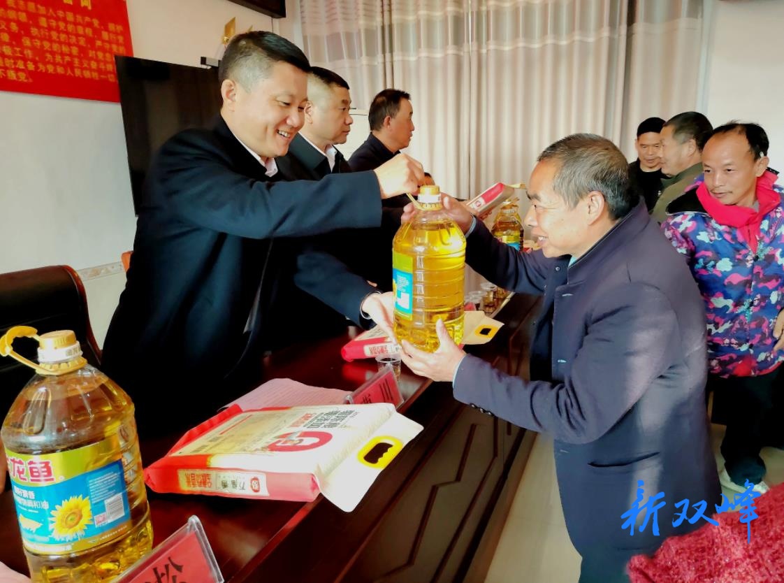 暖心！双峰灯塔米业到杏子铺镇合心村开展爱心捐赠活动