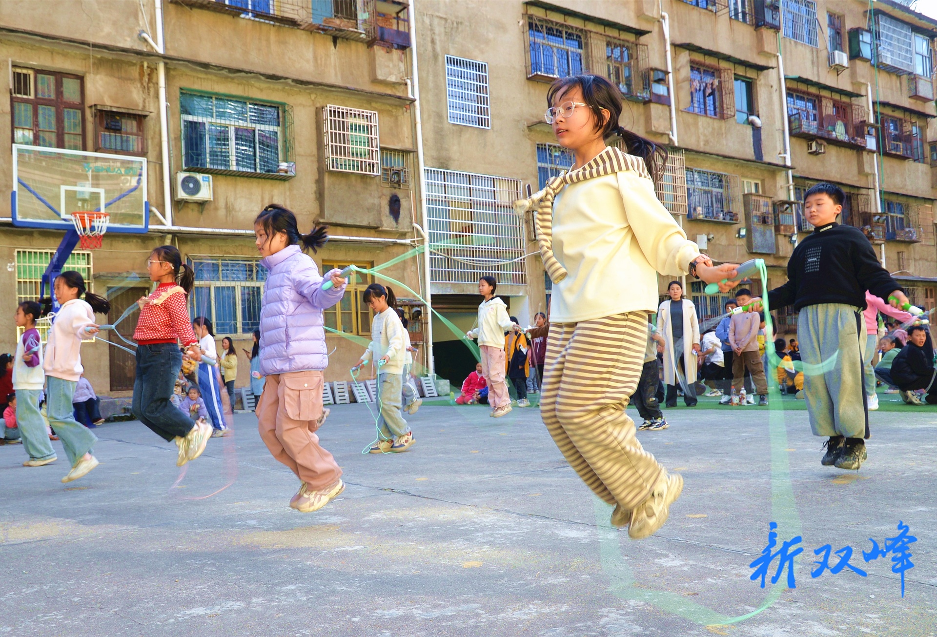 双峰县永丰街道二完小举行趣味运动会